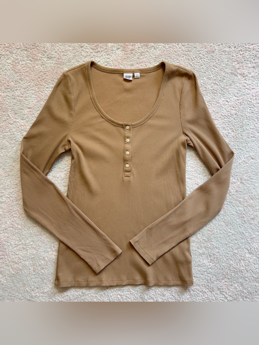 GAP Women's Long-Sleeve Ribbed Henley Top in Camel Brown